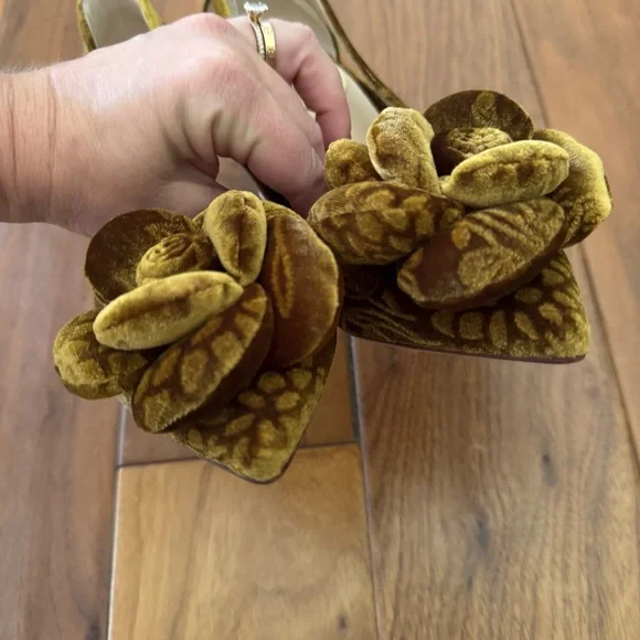 NWT Antonio Melani Ester Velvet Flower Heel Pumps Sz 7,5 - Picture 3 of 10